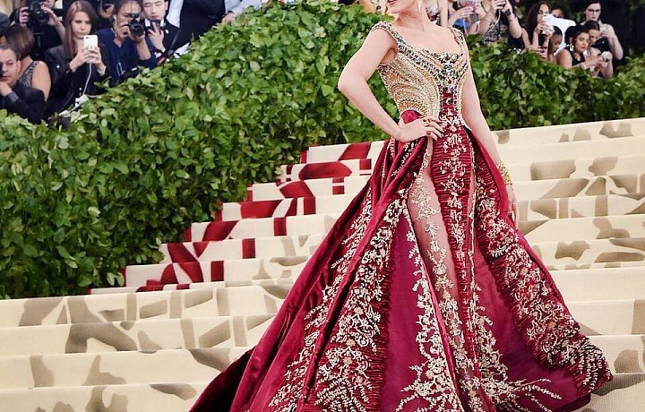 Blake Lively jako bohyně! Šaty Versace