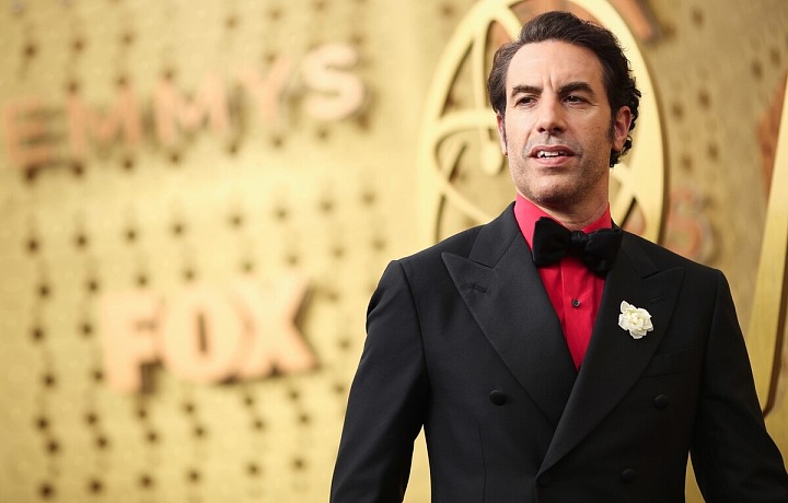 Sacha Baron Cohen v obleku