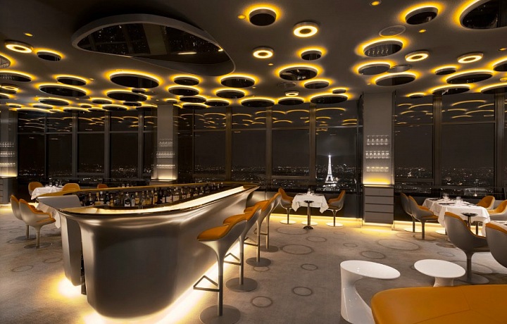 Interiér restaurace Restaurace Le Ciel de Paris s výhledem na celou Paříž.