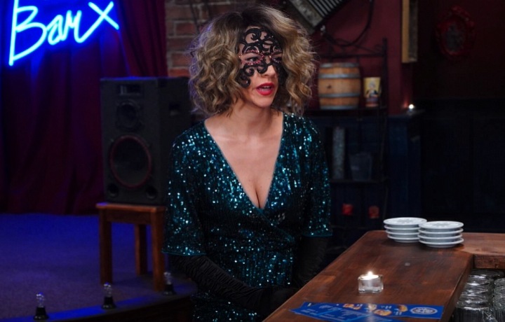 Eva Burešová je jako tajemná Lady X půvabná