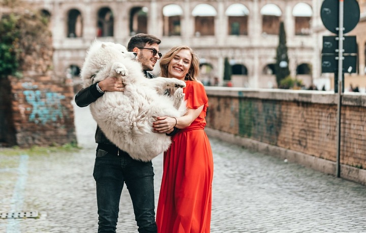 Pár na procházce se psem 