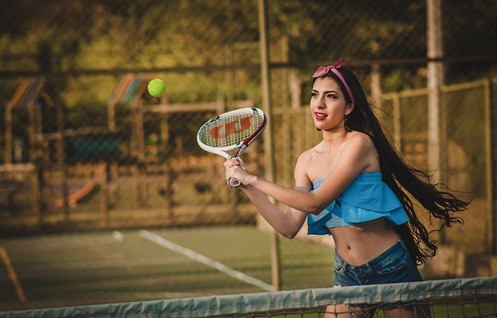 Mladá trendy dívka hraje tenis