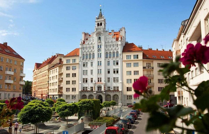 Podbaba sousedí s Dejvicemi