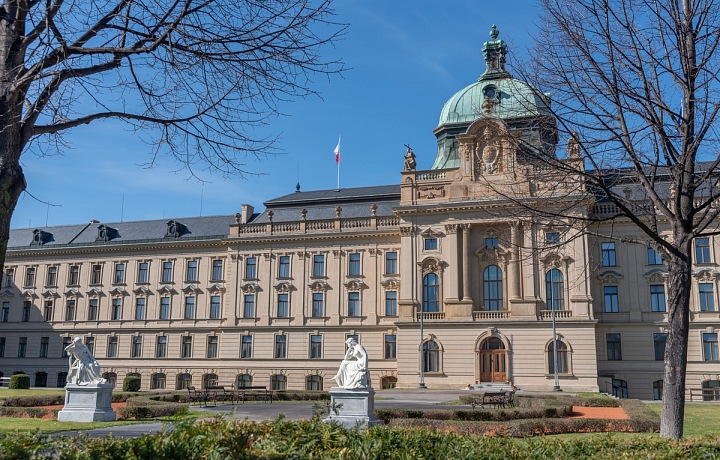 Jedna z otevřených budov je i Strakova akademie. 