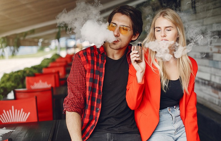 Ceny cigaret se neustále šplhají nahoru . Na snímku kouřící pár.
