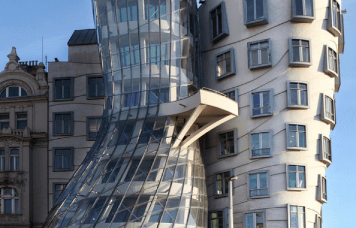 Tančící dům je celosvětově známá stavba. 