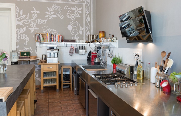 Tančící kuchyně s ručně malovaným cibulákovým vzorem