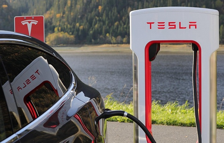 Tesla čelí novým problémům