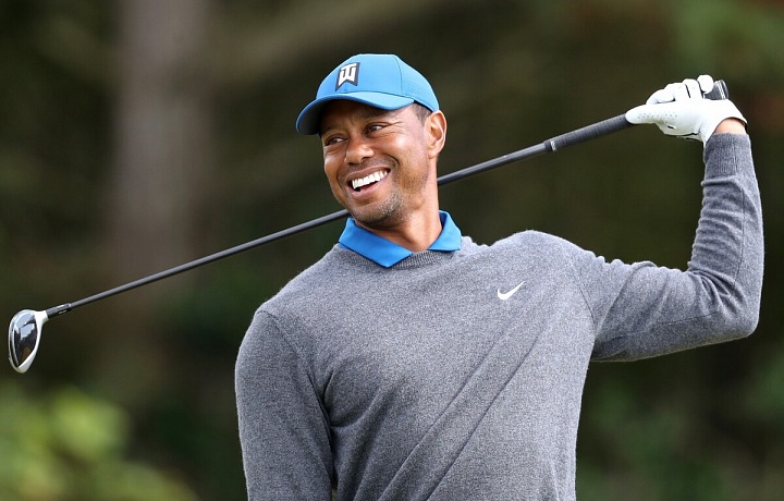 Tiger Woods v šedém svetru
