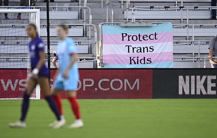 Plakát podporující mladistvé transsexuály