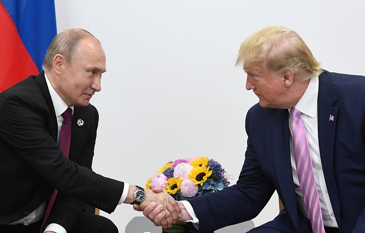 Vladimir Putin a Donald Trump při společném jednání
