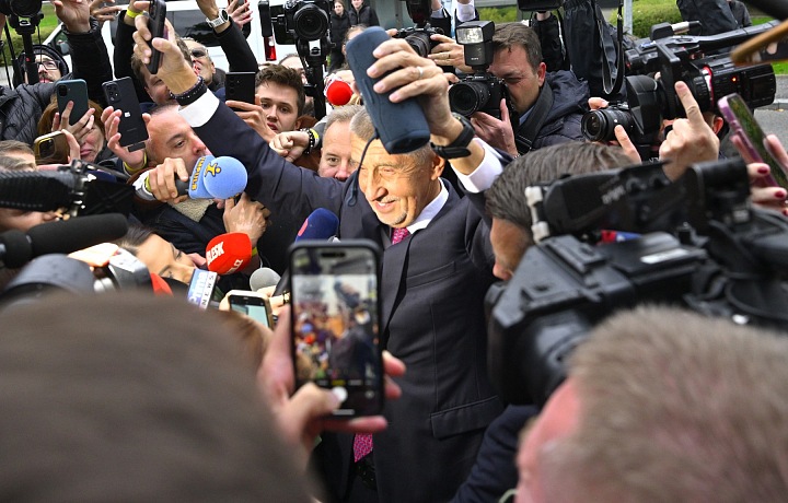 Andrej Babiš slaví volební vítězství s reprákem v ruce