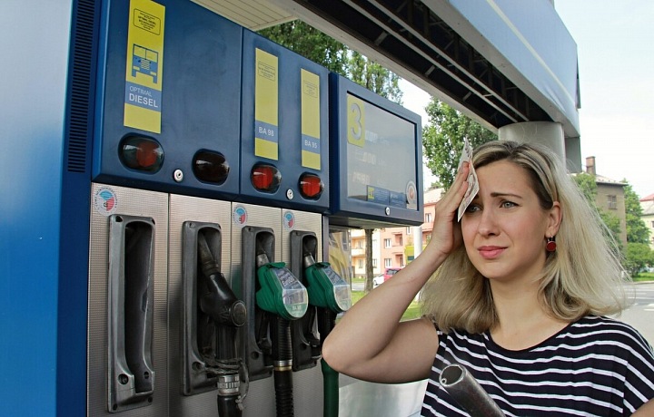 Benzín stojí téměř 50 korun.