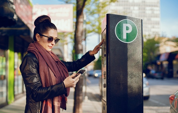 Žena u parkovacího automatu