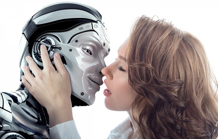 Žena líbá robota.