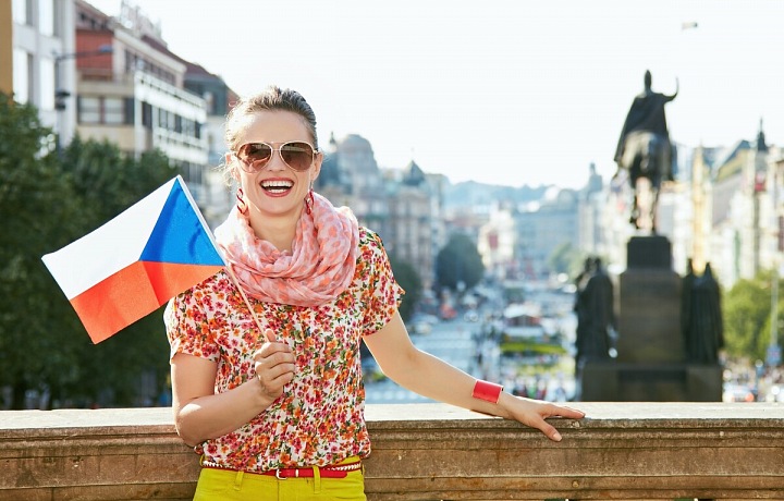 Žena s českou vlajkou u Václavském náměstí 