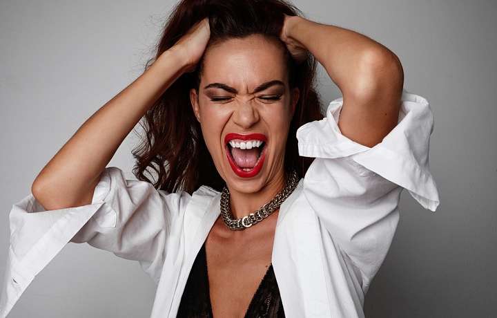 Žena v bílé košili křičí