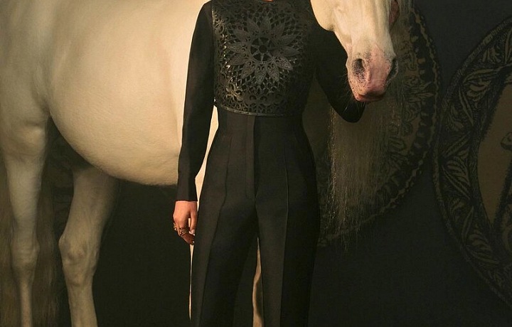 Žena v modelu Dior haute couture Spring 2021