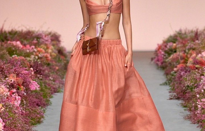 Žena v oranžovém modelu Zimmermann SS2021