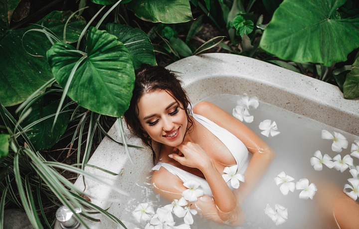 Žena ve vaně s květy