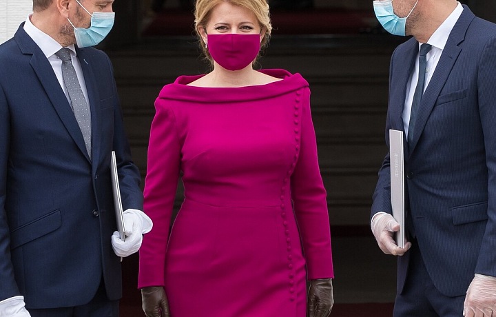 Zuzana Čaputová v růžovém outfitu, kombinace šaty a rouška